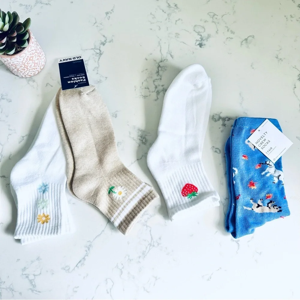 3/$22🩶 NEW Ladies 4 Pair Bundle Socks Dogs Daisies Strawberry Old Navy Mid Crew